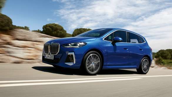 BMW serii 2 Active Tourer 230e Plug-in Hybrid U06 2021 podczas jazdy poza miastem BMW serii 2 Active Tourer 230e Plug-in Hybrid U06 2021 niebieski Portimao M metalizowany półprofil podczas jazdy poza miastem
