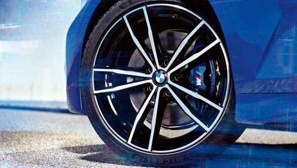 BMW serii 3 Limuzyna (G20), sportowe hamulce M. Szczegółowy widok koła BMW serii 3 Limuzyna (G20) ze sportowymi hamulcami M.