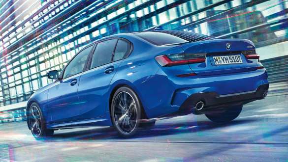 BMW serii 3 Limuzyna (G20), adaptacyjny układ jezdny M. Tylny półprofil jadącego BMW serii 3 Limuzyna (G20) z adaptacyjnym układem jezdnym M.