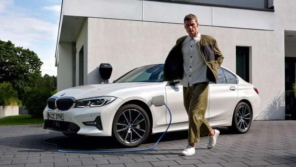 Hybryda plug-in BMW serii 3 Limuzyna 2021 G20, przedni półprofil podczas ładowania Hybryda plug-in BMW serii 3 Limuzyna 2021 G20, przedni półprofil podczas ładowania z modelem
