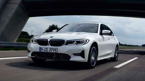 Hybryda plug-in BMW serii 3 Limuzyna 2021 G20, przedni półprofil podczas jazdy Hybryda plug-in BMW serii 3 Limuzyna 2021 G20, przedni półprofil podczas jazdy ulicą