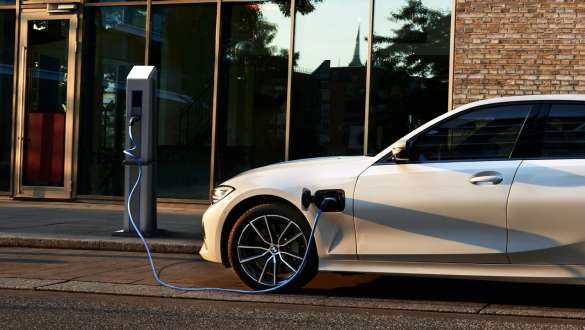 Hybryda plug-in BMW serii 3 Limuzyna 2021 G20, widok z boku Hybryda plug-in BMW serii 3 Limuzyna 2021 G20, widok z boku przy stacji ładowania