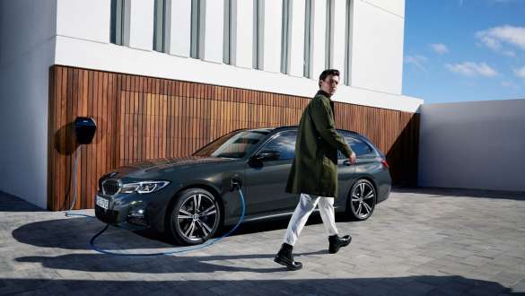 Hybryda plug-in BMW serii 3 Touring 2021 G21, półprofil podczas ładowania Hybryda plug-in BMW serii 3 Touring 2021 G21, półprofil podczas ładowania z modelem