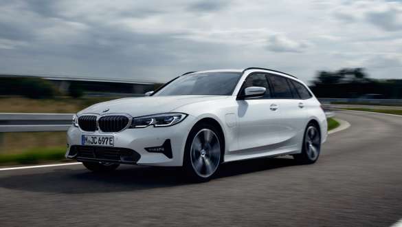 Hybryda plug-in BMW serii 3 Touring 2021 G21, przedni półprofil podczas jazdy Hybryda plug-in BMW serii 3 Touring 2021 G21, przedni półprofil podczas jazdy ulicą