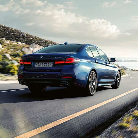 Dynamika jazdy w BMW serii 5 Limuzyna G30 Dynamika jazdy w BMW serii 5 Limuzyna G30, niebieski Phytonic, tylny półprofil podczas jazdy