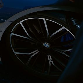 Obręcze kół M ze stopów lekkich Y Spoke 846 M w BMW serii 5 Limuzyna G30 Obręcz M ze stopów lekkich Y 846 M w BMW serii 5 Limuzyna G30, modernizacja 2020, niebieski Phytonic, zbliżenie