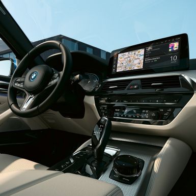 Wnętrze BMW serii 5 Limuzyna G30 Wyświetlacze informacyjny i skórzana kierownica sportowa w BMW serii 5 Limuzyna G30, modernizacja 2020, wnętrze