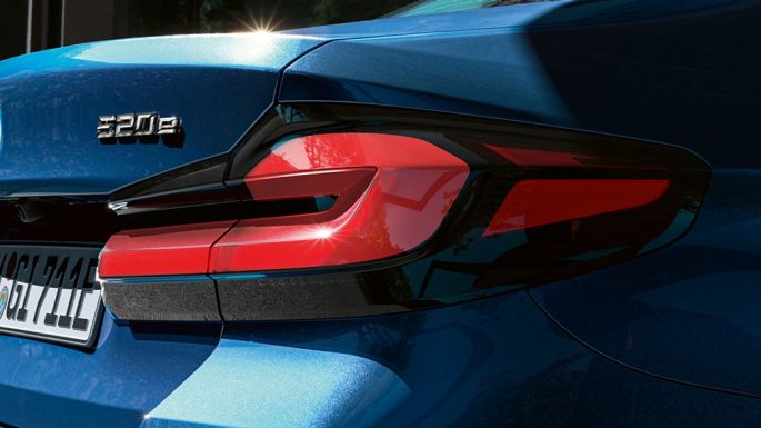 Trójwymiarowe lampy tylne w BMW serii 5 Limuzyna G30 Trójwymiarowe lampy tylne w BMW serii 5 Limuzyna G30, modernizacja 2020, niebieski Phytonic, zbliżenie tyłu