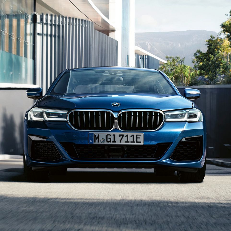 Atrapa chłodnicy i pas przedni w BMW serii 5 Limuzyna G30 Atrapa chłodnicy i pas przedni w BMW serii 5 Limuzyna G30, modernizacja 2020, niebieski Phytonic, zbliżenie przodu