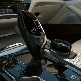 Elementy obsługi w BMW serii 5 Limuzyna G30 Elementy obsługi w błyszczącym kolorze czarnym w BMW serii 5 Limuzyna G30, modernizacja 2020, wnętrze