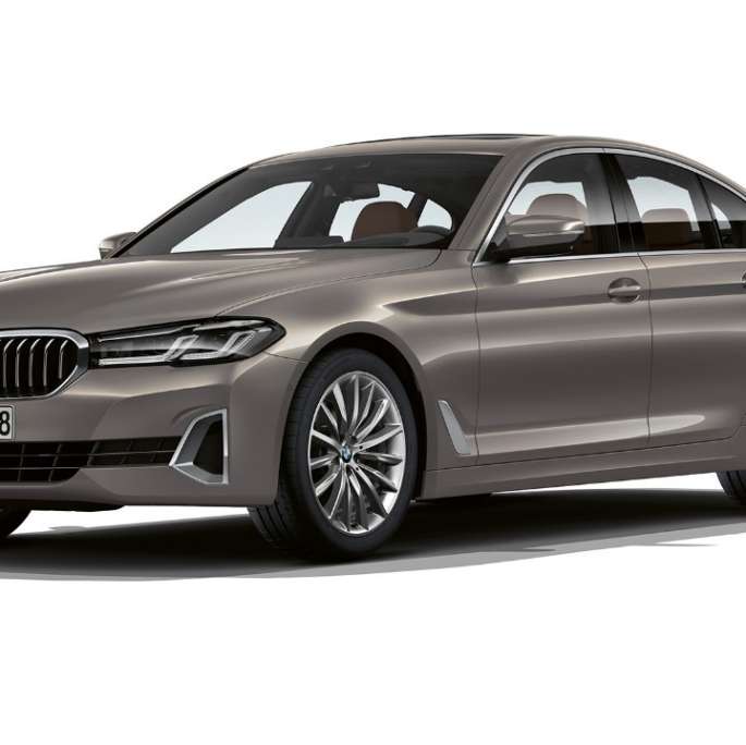 BMW serii 5 Limuzyna G30 Luxury Line, przód BMW serii 5 Limuzyna 520d xDrive G30 2020 Luxury Line w kolorze szarym Bernina, przedni półprofil
