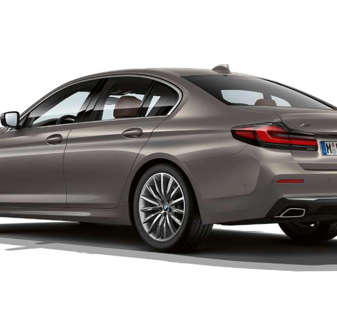 BMW serii 5 Limuzyna G30 Luxury Line, tył BMW serii 5 Limuzyna 520d xDrive G30 2020 Luxury Line w kolorze szarym Bernina, tylny półprofil