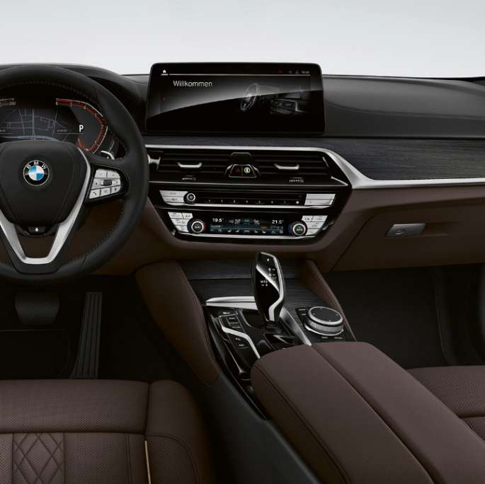 Kokpit BMW serii 5 Limuzyna G30 Luxury Line Kokpit BMW serii 5 Limuzyna 520d xDrive G30 2020 Luxury Line w ekskluzywnej skórze Nappa w kolorze mokki z ekskluzywnym stebnowaniem i kontrastującą lamówką, wnętrze