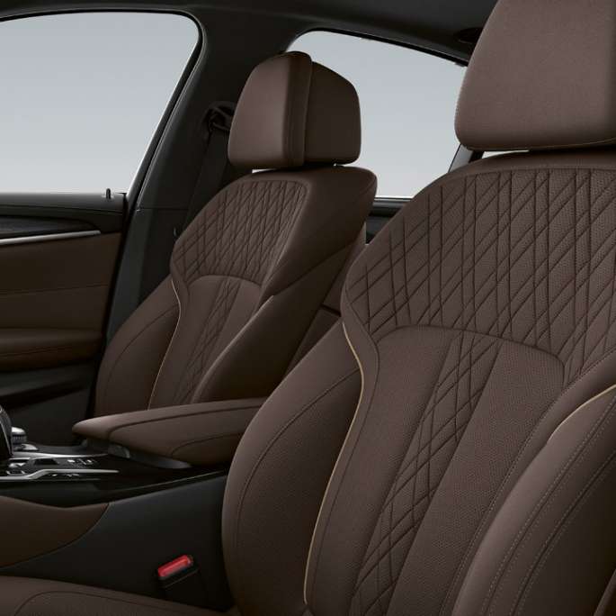 Tapicerka BMW serii 5 Limuzyna G30 Luxury Line Tapicerka z ekskluzywnej skóry Nappa w kolorze mokki z ekskluzywnym stebnowaniem i kontrastującą lamówką w BMW serii 5 Limuzyna 520d xDrive G30 2020 Luxury Line, wnętrze
