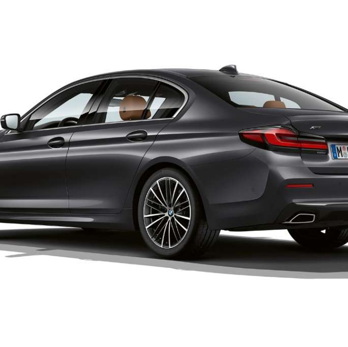 BMW serii 5 Limuzyna G30 w wyposażeniu standardowym, tył BMW serii 5 Limuzyna 540i G30 2020 w wyposażeniu standardowym, szary Sophisto, tylny półprofil