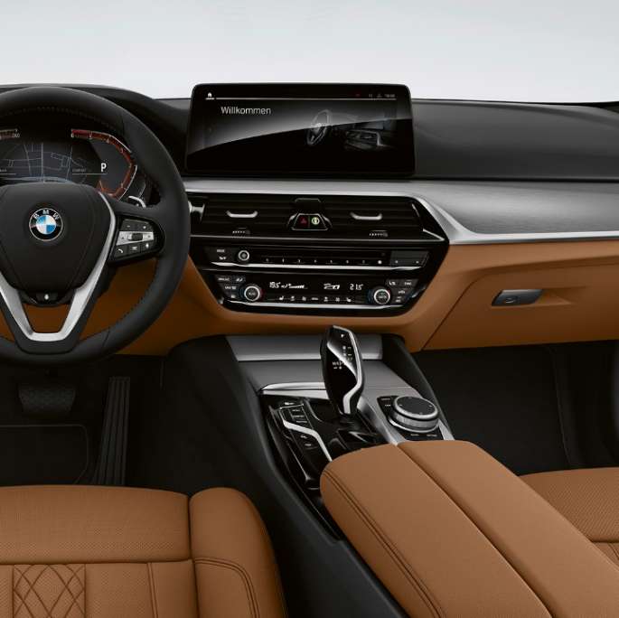 Kokpit BMW serii 5 Limuzyna G30 w wyposażeniu standardowym Kokpit BMW serii 5 Limuzyna 540i G30 2020 w wyposażeniu standardowym, wnętrze w Sensateku w kolorze koniaku