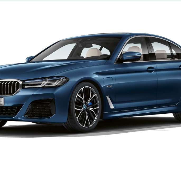 BMW serii 5 Limuzyna G30 Plug-in Hybrid z pakietem sportowym M, przód BMW serii 5 Limuzyna 520d xDrive G30 2020 z pakietem sportowym M w kolorze bieli alpejskiej, przedni półprofil