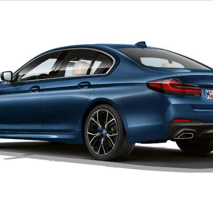 BMW serii 5 Limuzyna G30 Plug-in Hybrid z pakietem sportowym M, tył BMW serii 5 Limuzyna 520d xDrive G30 2020 z pakietem sportowym M w kolorze bieli alpejskiej, tylny półprofil