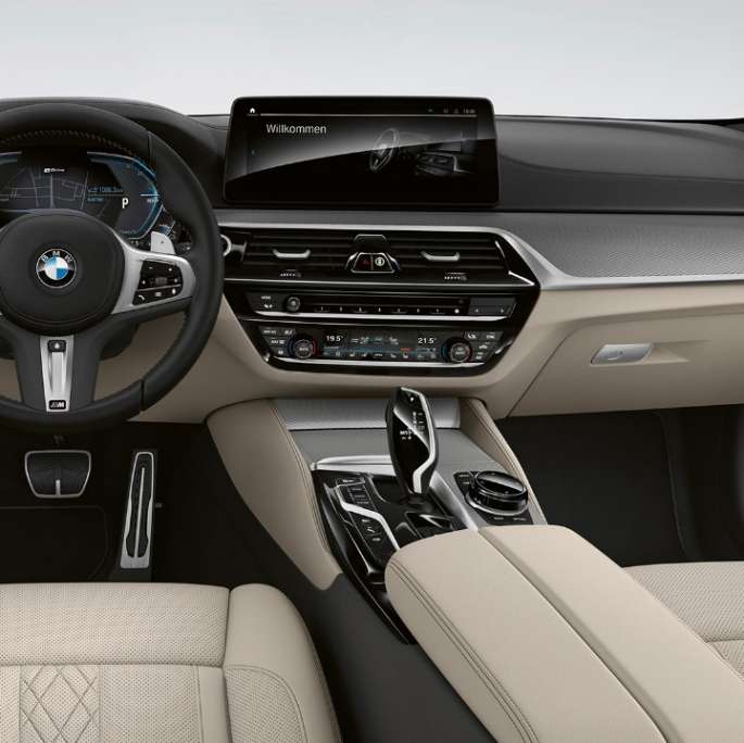 Kokpit BMW serii 5 Limuzyna Plug-in Hybrid G30 z pakietem sportowym M Kokpit BMW serii 5 Limuzyna 520d xDrive G30 2020 z pakietem sportowym M, skóra Dakota w kolorze czarnym z kontrastującym niebieskim pikowaniem, wnętrze