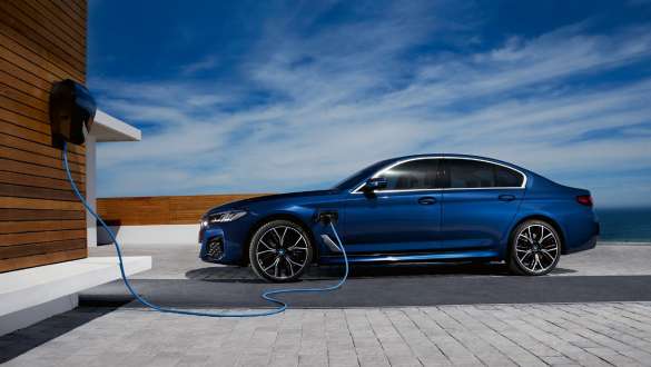 Hybryda plug-in BMW serii 5 Limuzyna 2021 G30, widok z boku Hybryda plug-in BMW serii 5 Limuzyna 2021 G30, widok z boku przy stacji BMW Wallbox