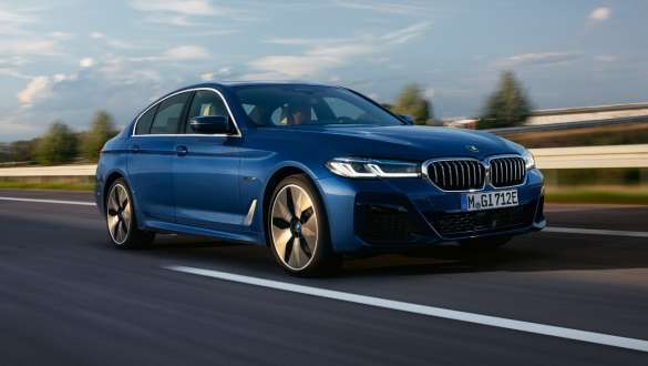 Hybryda plug-in BMW serii 5 Limuzyna 2021 G30, przedni półprofil widok podczas jazdy Hybryda plug-in BMW serii 5 Limuzyna 2021 G30, przedni półprofil podczas jazdy ulicą
