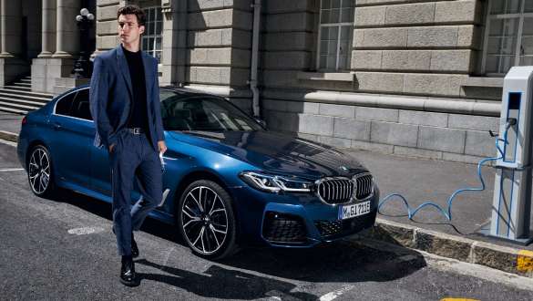 Hybryda plug-in BMW serii 5 Limuzyna 2021 G30, przedni półprofil podczas ładowania Hybryda plug-in BMW serii 5 Limuzyna 2021 G30, przedni półprofil podczas ładowania z modelem