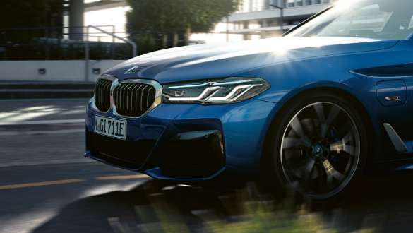 Układ Adaptive Drive w BMW serii 5 Limuzyna G30 Układ Adaptive Drive w BMW serii 5 Limuzyna G30, modernizacja 2020 zbliżenie na kierownicę