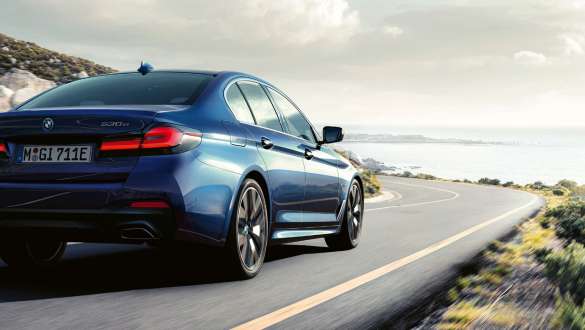 Zintegrowany aktywny układ kierowniczy w BMW serii 5 Limuzyna G30 Zintegrowany aktywny układ kierowniczy w BMW serii 5 Limuzyna G30, modernizacja 2020, tylny półprofil, ujęcie podczas jazdy