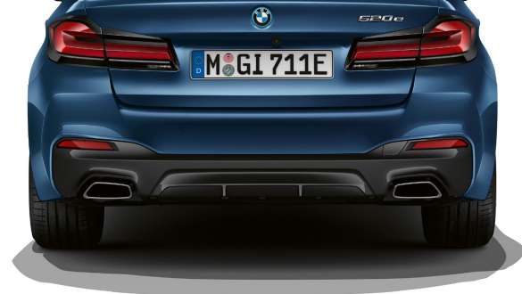 Trapezowa końcówka rury wydechowej w BMW serii 5 Limuzyna G30 Trapezowa końcówka rury wydechowej w BMW serii 5 Limuzyna G30, modernizacja 2020, zbliżenie tyłu