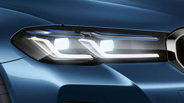 Światła laserowe w BMW serii 5 Limuzyna G30 Światła laserowe w BMW serii 5 Limuzyna G30, modernizacja 2020, niebieski Phytonic, zbliżenie przodu