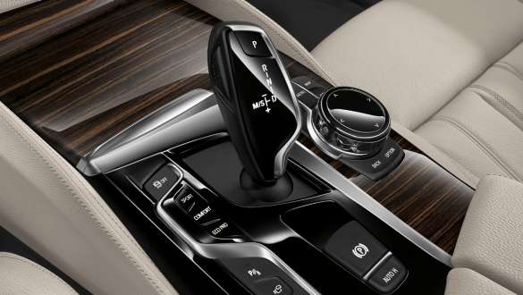 Elementy obsługi we wnętrzu BMW serii 5 Limuzyna G30 Elementy obsługi w błyszczącym kolorze czarnym w BMW serii 5 Limuzyna G30, modernizacja 2020, wnętrze