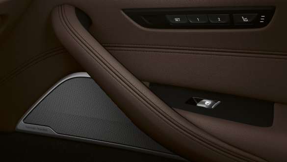 System nagłośnienia Diamond Surround marki Bowers & Wilkins w BMW serii 5 Limuzyna G30 System nagłośnienia Diamond Surround marki Bowers & Wilkins w BMW serii 5 Limuzyna G30, modernizacja 2020 wnętrze, zbliżenie drzwi