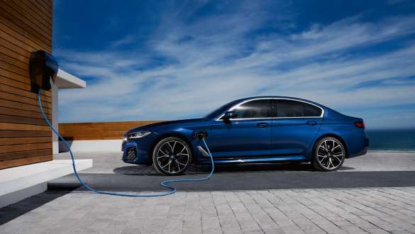 Hybryda plug-in BMW serii 5 Limuzyna 2021 G30, widok z boku Hybryda plug-in BMW serii 5 Limuzyna 2021 G30, widok z boku przy stacji BMW Wallbox