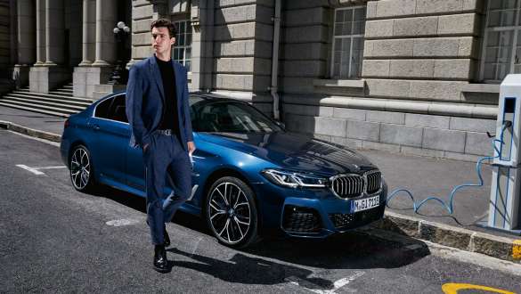 Hybryda plug-in BMW serii 5 Limuzyna 2021 G30, przedni półprofil podczas ładowania Hybryda plug-in BMW serii 5 Limuzyna 2021 G30, przedni półprofil podczas ładowania z modelem