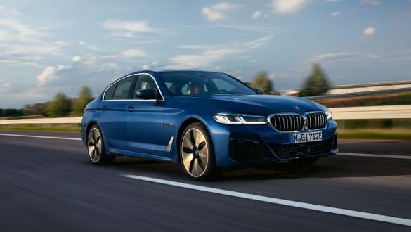 Hybryda plug-in BMW serii 5 Limuzyna 2021 G30, przedni półprofil widok podczas jazdy Hybryda plug-in BMW serii 5 Limuzyna 2021 G30, przedni półprofil podczas jazdy ulicą