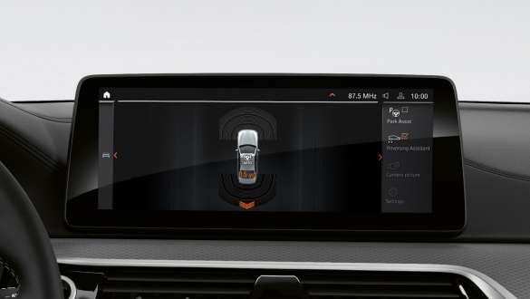 Asystent cofania w BMW serii 5 Limuzyna G30 Asystent cofania w BMW serii 5 Limuzyna G30 modernizacja 2020 kokpit