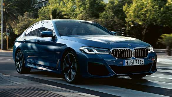 BMW serii 5 Limuzyna G30 przedni półprofil BMW serii 5 Limuzyna G30 modernizacja 2020 niebieski Phytonic metalizowany przedni półprofil podczas jazdy