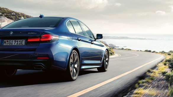 Zintegrowany aktywny układ kierowniczy w BMW serii 5 Limuzyna G30 Zintegrowany aktywny układ kierowniczy w BMW serii 5 Limuzyna G30 modernizacja 2020 tylny półprofil ujęcie podczas jazdy