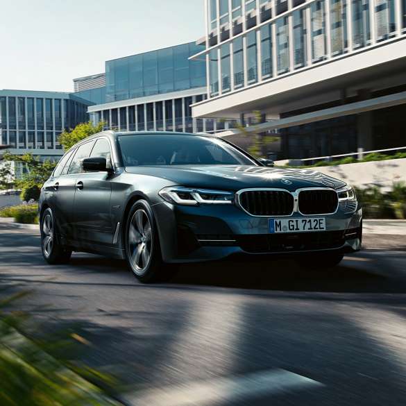 BMW serii 5 Touring G31, wygląd zewnętrzny BMW serii 5 Touring G31, modernizacja 2020, szary Sophisto, przedni półprofil podczas jazdy w mieście