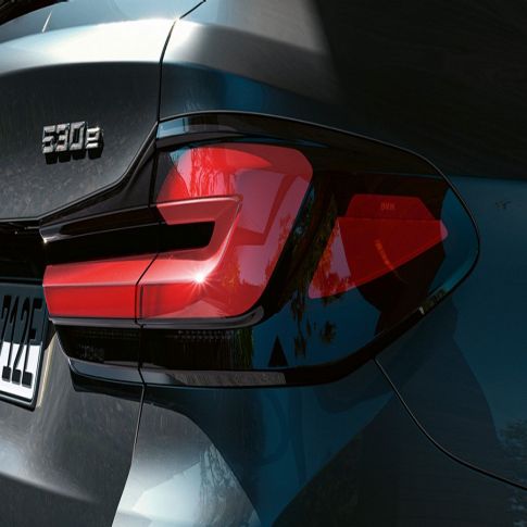 Trójwymiarowe lampy tylne w BMW serii 5 Touring G31 Trójwymiarowe lampy tylne w BMW serii 5 Touring G31, modernizacja 2020, szary Sophisto, zbliżenie tyłu