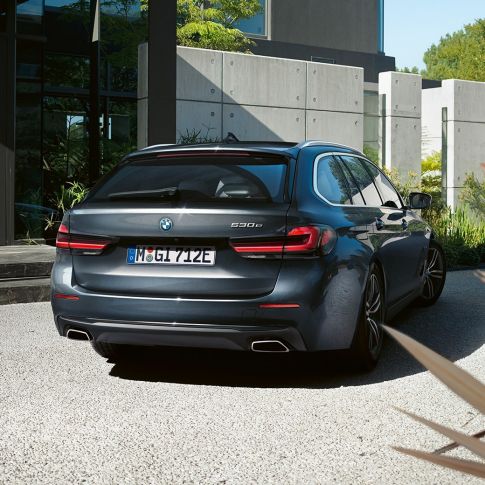 Pas tylny i kształtowe końcówki rur wydechowych w BMW serii 5 Touring G31 Pas tylny i kształtowe końcówki rur wydechowych w BMW serii 5 Touring G31, modernizacja 2020, szary Sophisto, zbliżenie tyłu