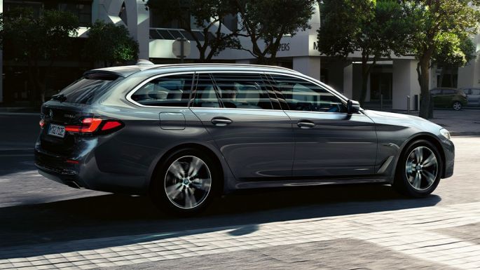 BMW serii 5 Touring G31, widok z boku BMW serii 5 Touring G31, modernizacja 2020, szary Sophisto, widok z boku podczas postoju