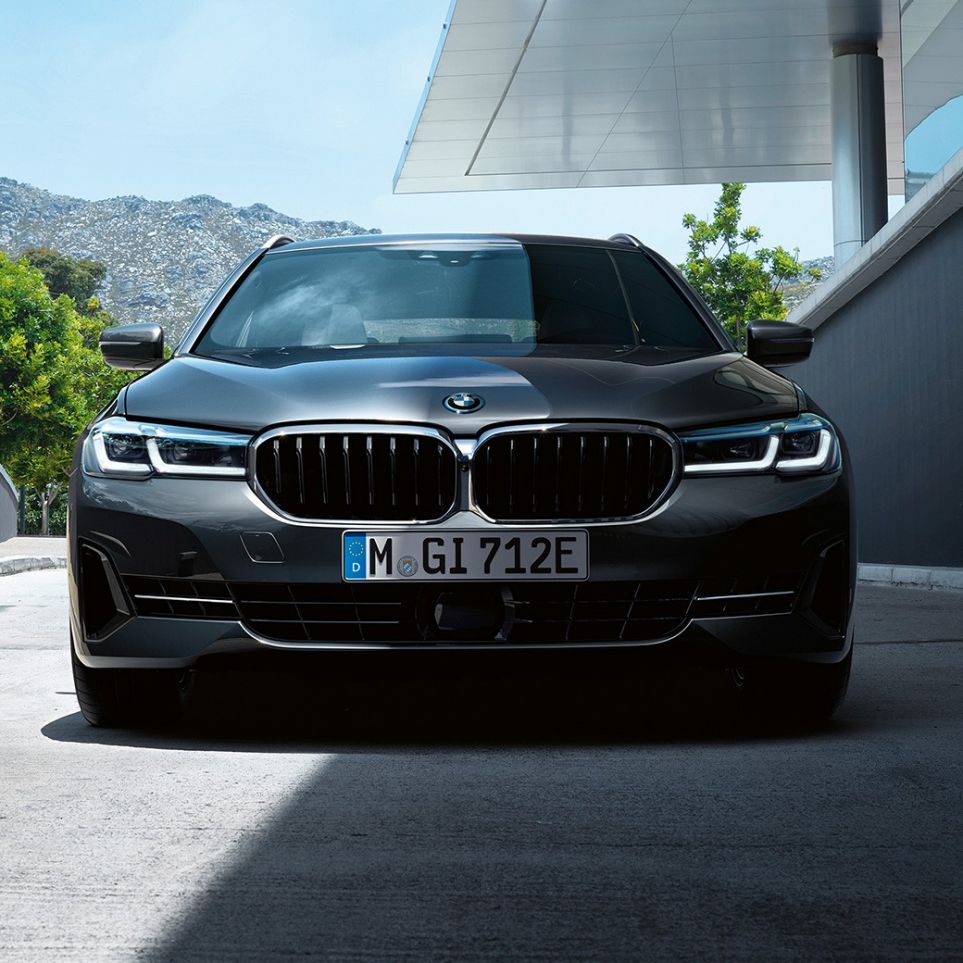 Atrapa chłodnicy BMW i pas przedni w BMW serii 5 Touring G31 Atrapa chłodnicy i pas przedni w BMW serii 5 Touring G31, modernizacja 2020, szary Sophisto, zbliżenie przodu