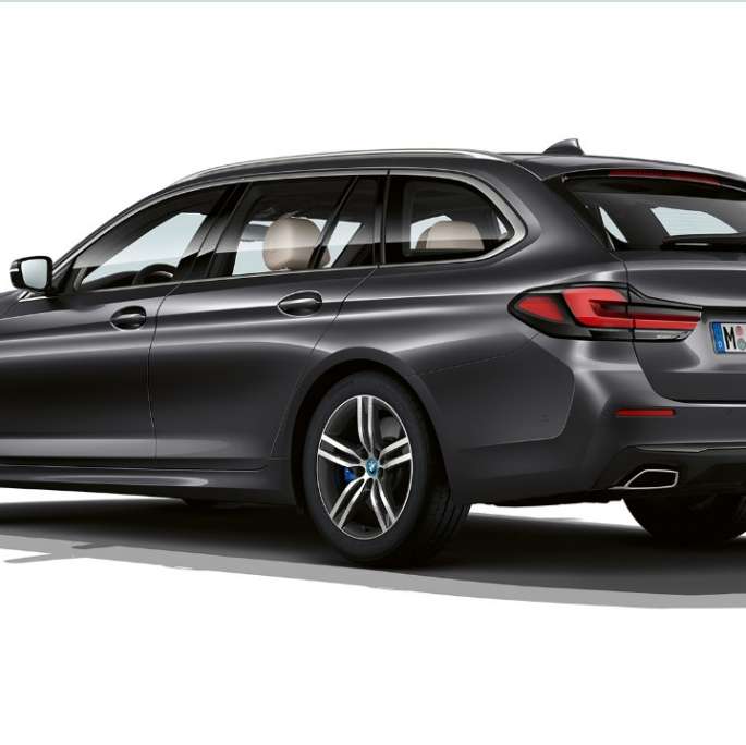 BMW serii 5 Touring G31 w wyposażeniu standardowym, tył BMW serii 5 Touring 530i G31 2020 w wyposażeniu standardowym, szary Sophisto, tylny półprofil