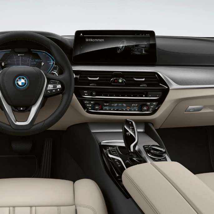 Kokpit BMW serii 5 Touring G31 w wyposażeniu standardowym Kokpit BMW serii 5 Touring 530i G31 2020 w ekskluzywnej skórze Dakota w kolorze kości słoniowej z ekskluzywnym stebnowaniem i kontrastującą lamówką, wnętrze