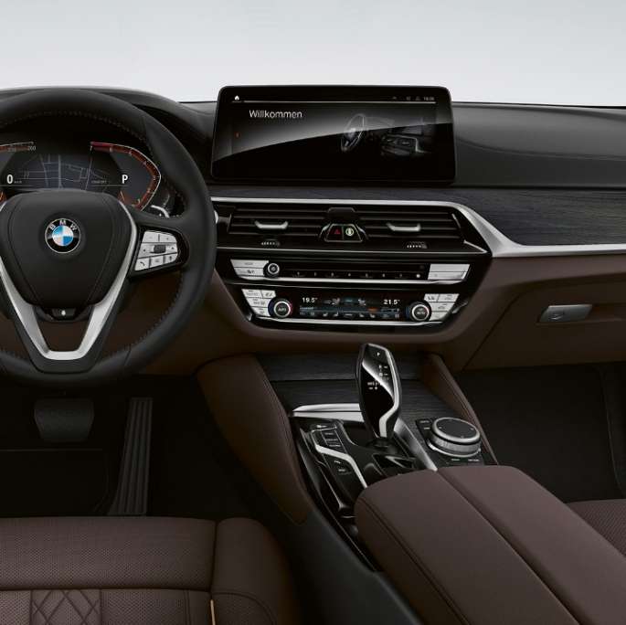 Kokpit BMW serii 5 Touring G31 Luxury Line Kokpit BMW serii 5 Touring 530i G31 2020 Luxury Line w ekskluzywnej skórze Nappa w kolorze mokki z ekskluzywnym stebnowaniem i kontrastującą lamówką, wnętrze