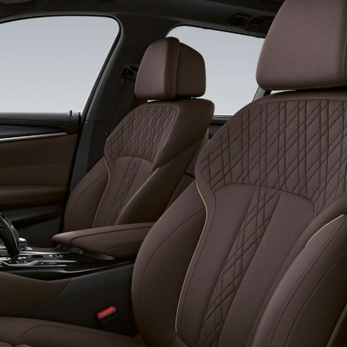 Tapicerka BMW serii 5 Touring G31 Luxury Line Tapicerka z ekskluzywnej skóry Nappa w kolorze mokki z ekskluzywnym stebnowaniem i kontrastującą lamówką w BMW serii 5 Touring 530i G31 2020 Luxury Line, wnętrze