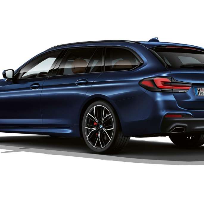 BMW serii 5 Touring G31 w pakiecie sportowym M, tył BMW serii 5 Touring 530e G31 2020 w pakiecie sportowym M, niebieski tanzanit II, metalizowany, tylny półprofil