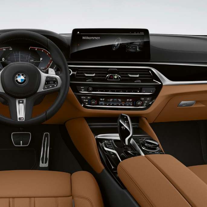 Kokpit BMW serii 5 Touring G31 w pakiecie sportowym M Kokpit BMW serii 5 Touring 530e G31 2020 w pakiecie sportowym M, skóra Dakota w kolorze koniaku z ekskluzywnym stebnowaniem i kontrastującą lamówką, wnętrze