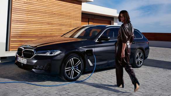 Hybryda plug-in BMW serii 5 Touring 2021 G31, półprofil podczas ładowania Hybryda plug-in BMW serii 5 Touring 2021 G31, półprofil podczas ładowania z modelem